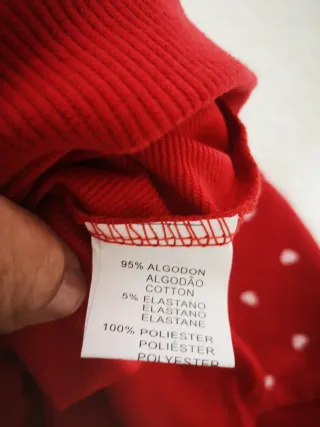 Sudadera roja con corazones blancos