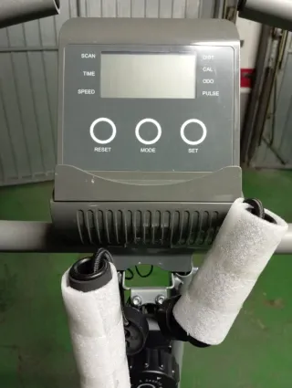 Bicicleta Estática Gris y Blanca