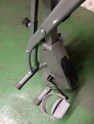 Bicicleta Estática Gris y Blanca