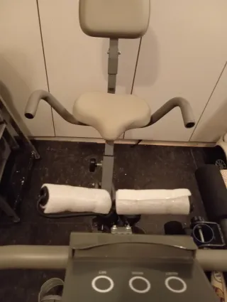 Bicicleta Estática Gris y Blanca