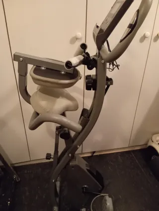 Bicicleta Estática Gris y Blanca