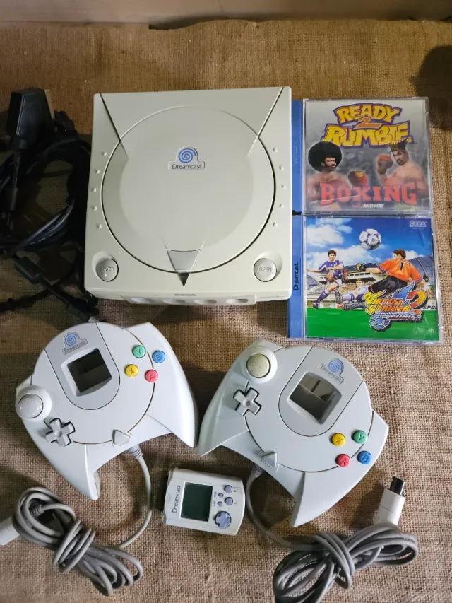 Sega Dreamcast com 2 comandos e jogos