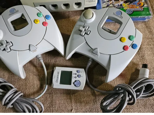 Sega Dreamcast com 2 comandos e jogos