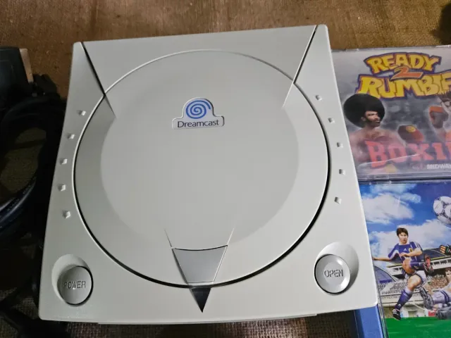 Sega Dreamcast com 2 comandos e jogos