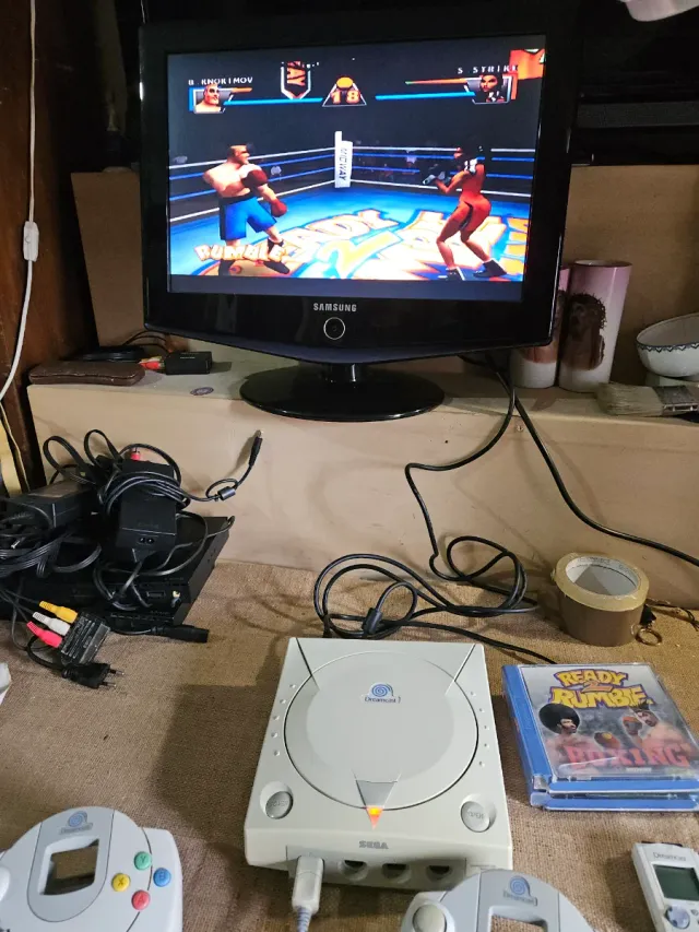Sega Dreamcast com 2 comandos e jogos