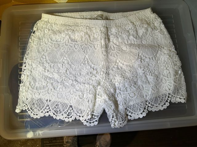Pantalón corto encaje blanco talla 16 años