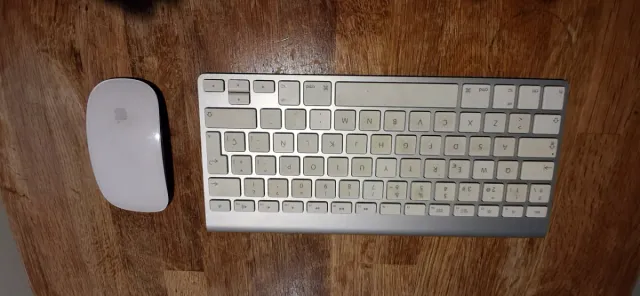 Teclado Apple Inalámbrico Plata y Blanco