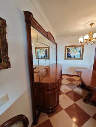 Aparador de madera con espejo