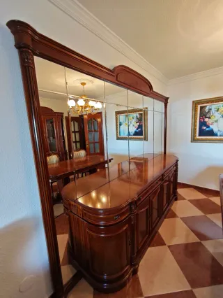 Aparador de madera con espejo