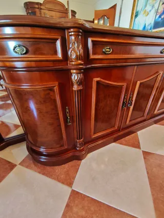 Aparador de madera con espejo