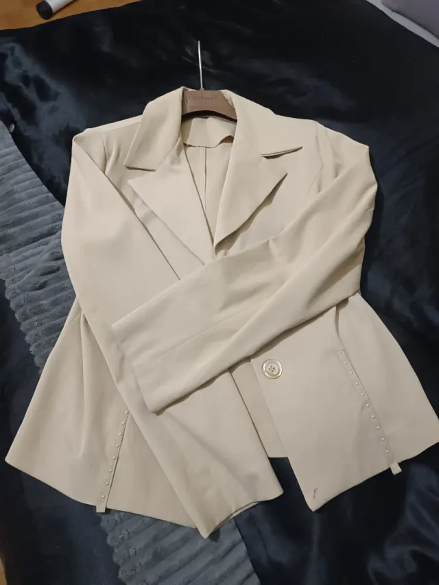 Blazer beige con detalles