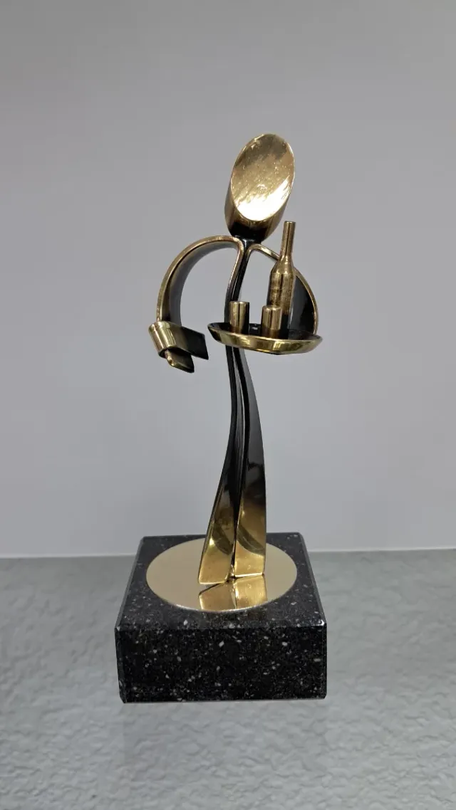 Trofeo camarero con botella y vasos