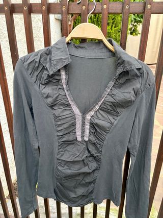 Camiseta gris con brillantes