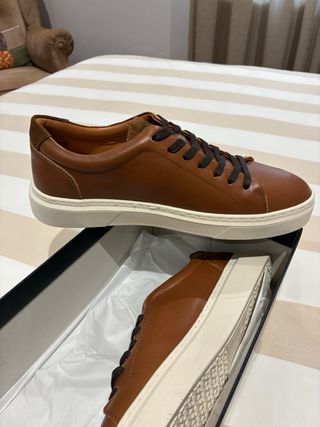 Zapatillas de piel marrón Talla 42 a estrenar.
