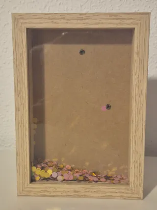 Marco madera con confeti brillante dentro