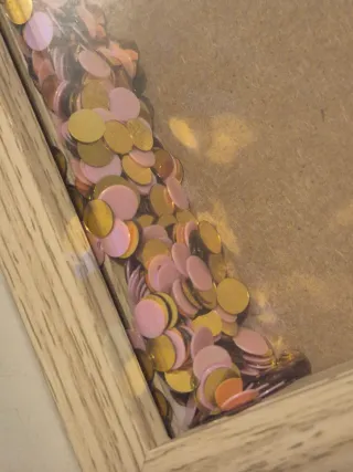 Marco madera con confeti brillante dentro