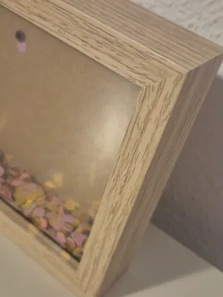 Marco madera con confeti brillante dentro