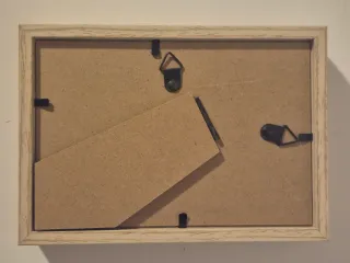 Marco madera con confeti brillante dentro