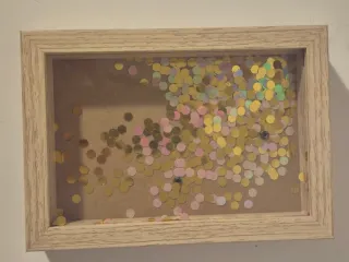 Marco madera con confeti brillante dentro