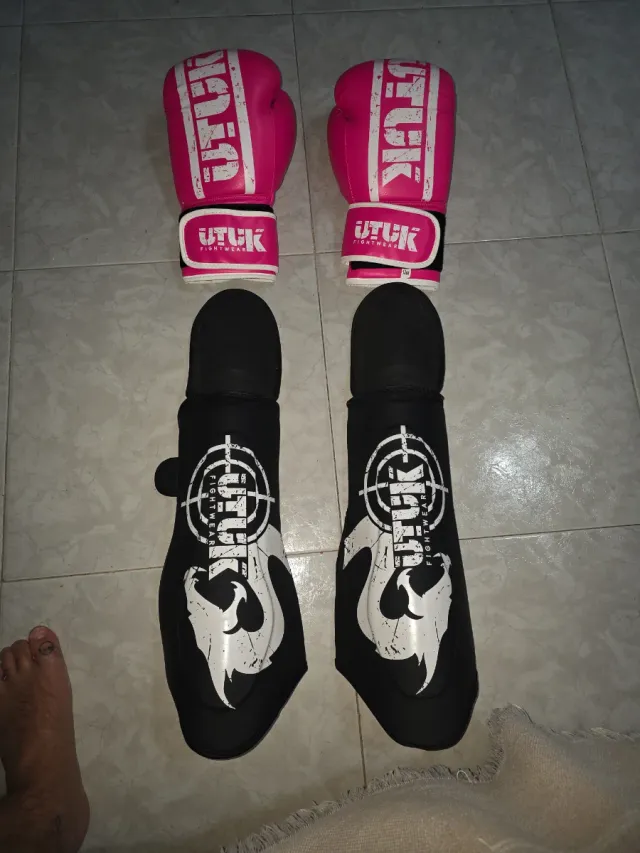 Pack Muay Thai Guantes y Espinilleras UTUK