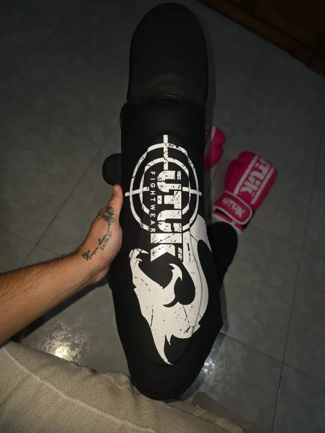 Pack Muay Thai Guantes y Espinilleras UTUK