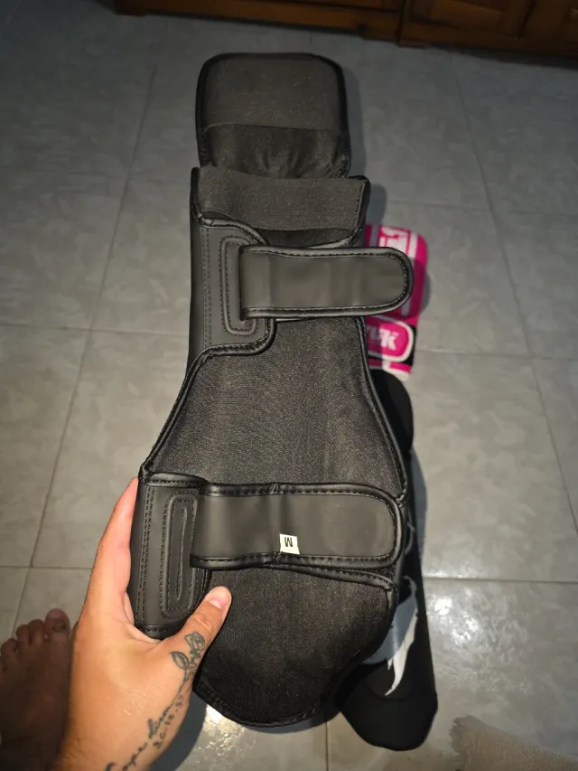 Pack Muay Thai Guantes y Espinilleras UTUK