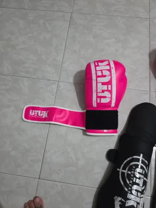 Pack Muay Thai Guantes y Espinilleras UTUK
