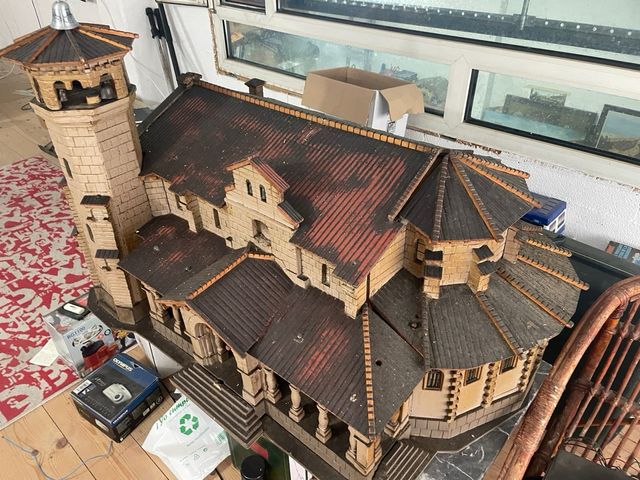 Maqueta de iglesia detallada
