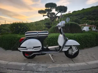 Vespa 200cc Negra y Blanca del 1979