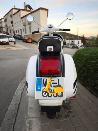 Vespa 200cc Negra y Blanca del 1979