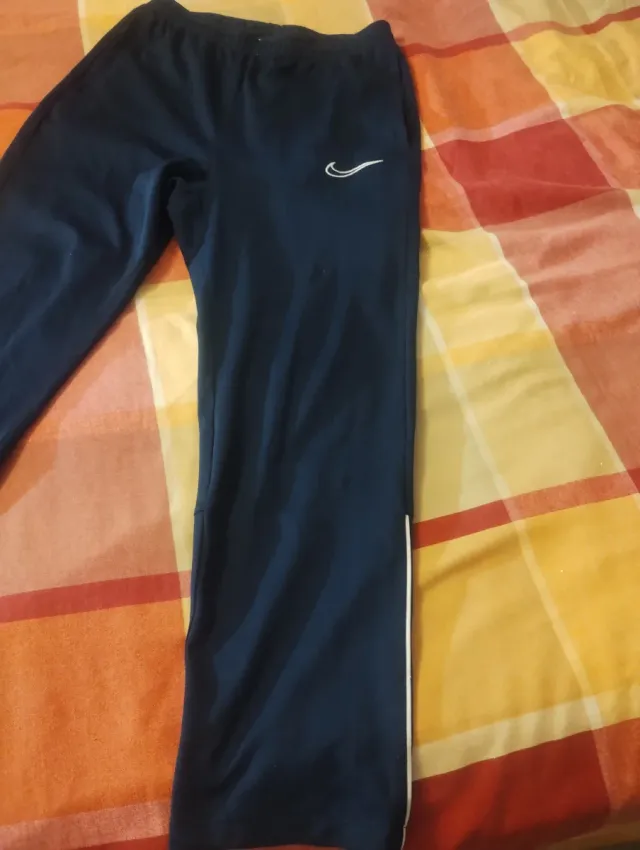 Pantalón y camiseta Nike azul niño