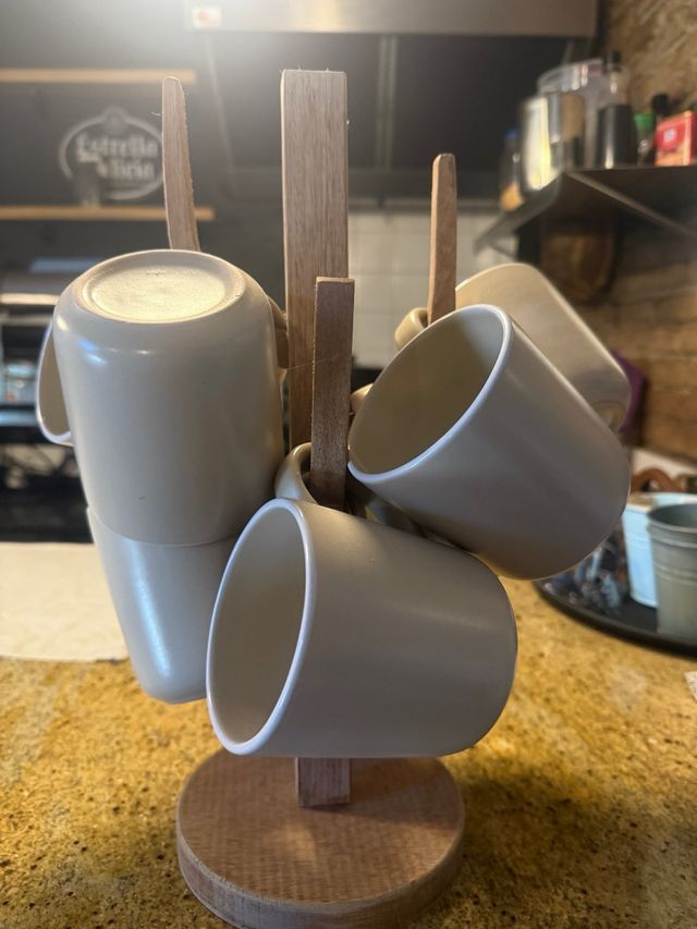 Conjunto de tazas de cerámica beige