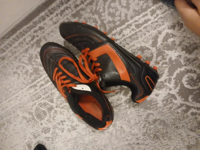 Botas de fútbol negras y naranjas