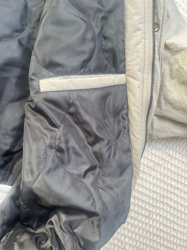 Chaqueta Beige Bershka con Capucha