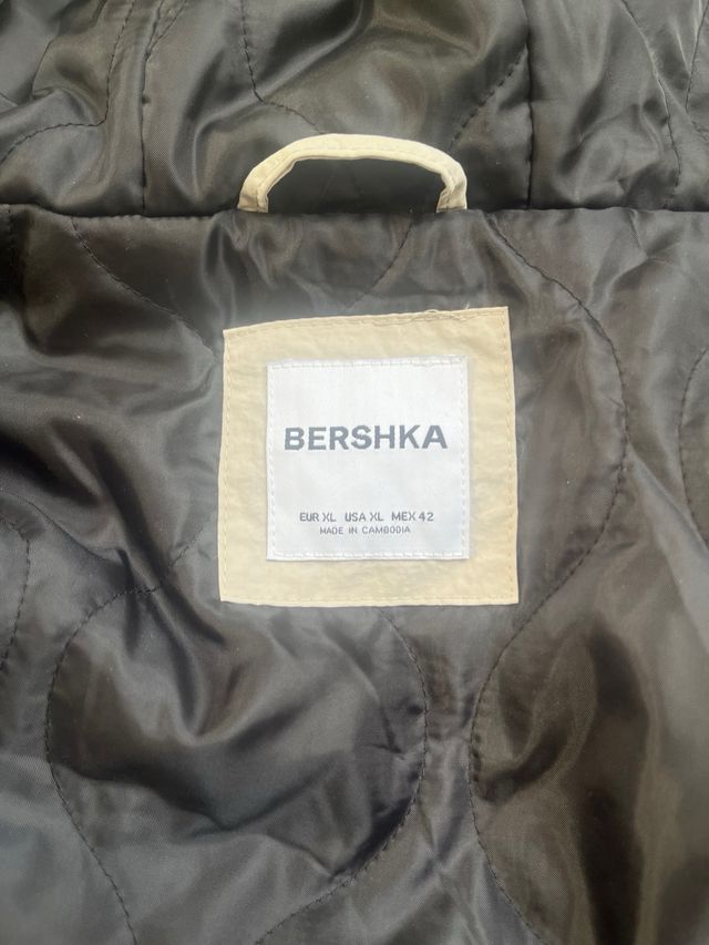Chaqueta Beige Bershka con Capucha