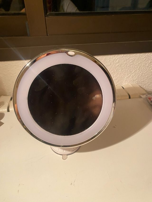 Espejo de aumento X10 con luz y ventosa