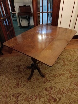 Mesa antigua plegable de madera