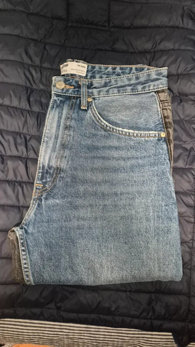 Vaqueros Bershka 90's wide. Talla 38 Negro/Azul