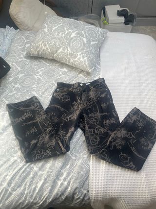 Pantalones Bershka negros con estampado
