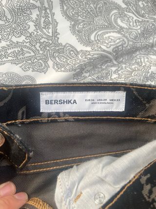 Pantalones Bershka negros con estampado