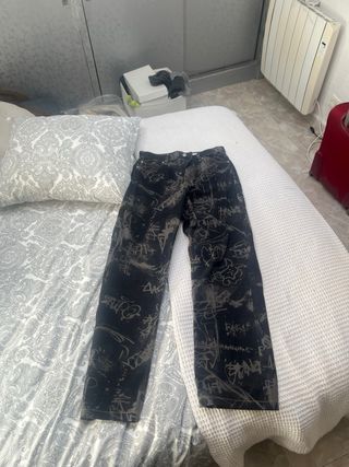 Pantalones Bershka negros con estampado