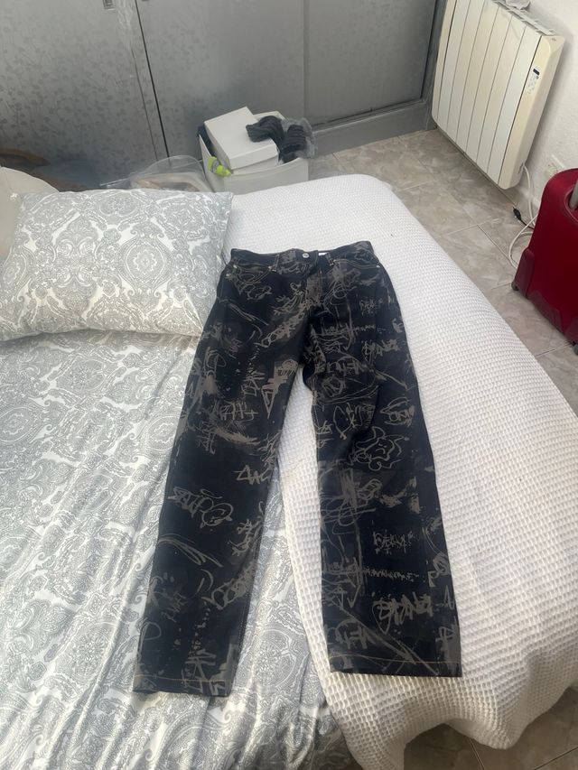 Pantalones Bershka negros con estampado