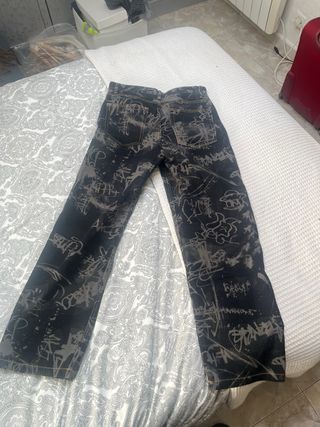 Pantalones Bershka negros con estampado