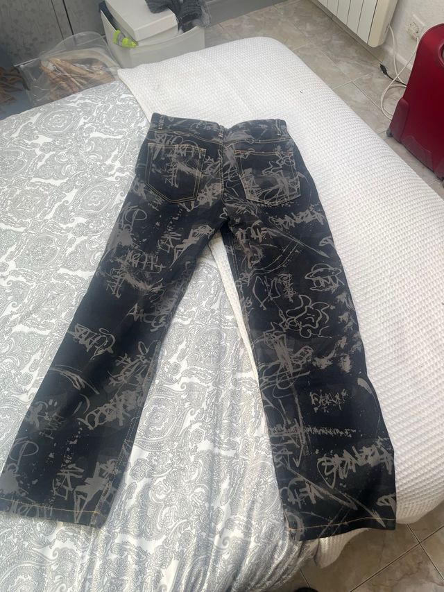Pantalones Bershka negros con estampado