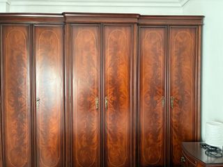 Armario de madera maciza ,cómoda con espejo ,