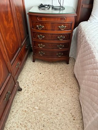 Armario de madera maciza ,cómoda con espejo ,