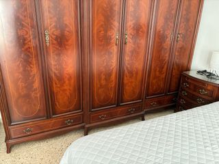 Armario de madera maciza ,cómoda con espejo ,