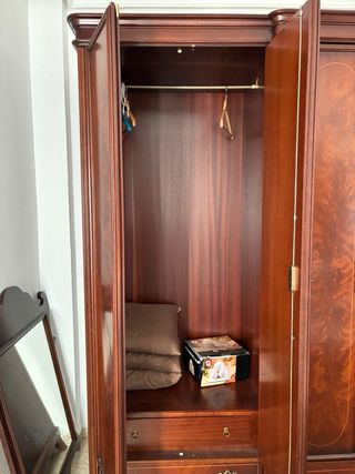 Armario de madera maciza ,cómoda con espejo ,