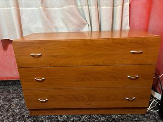 Cómoda de madera con espejo