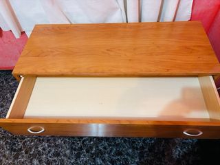 Cómoda de madera con espejo